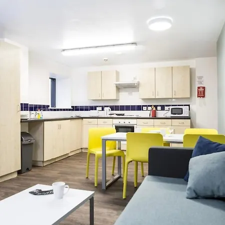 Small Double Ensuite Next To The Centre Apartment Leeds (West Yorkshire)